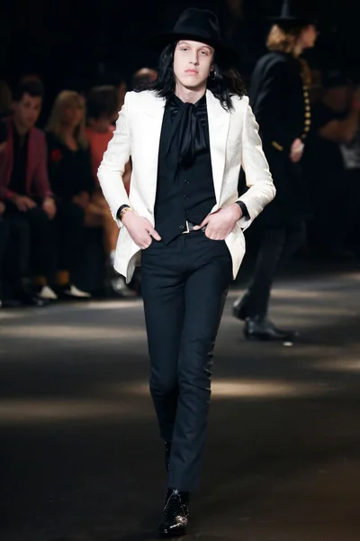 Look 32